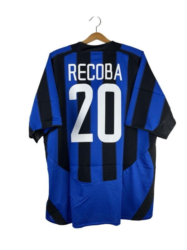 Maillot vintage de l'Inter Milan saison 2003/2004. Classique maillot de l'Inter noir et bleu signé Nike et son sponsor mythique Pirelli. Adriano 10. Maillot domicile porté par les Nerazzurri lors d’une saison où ils termineront le championnat à la 4ème place. Sur la scène européenne, les coéquipiers de Vieri se hisseront en quart de finale de la coupe UEFA, alors éliminés par l’Olympique de Marseille. Cette saison, le brésilien Adriano est la révélation avec ses 19 buts en 24 matchs TCC.  Maillot classique bleu et noir de l’Inter, signé Nike et son sponsor iconique Pirelli. Époque Adriano, Vieri, Stankovic, Zanetti, Lamouchi, Recoba.
